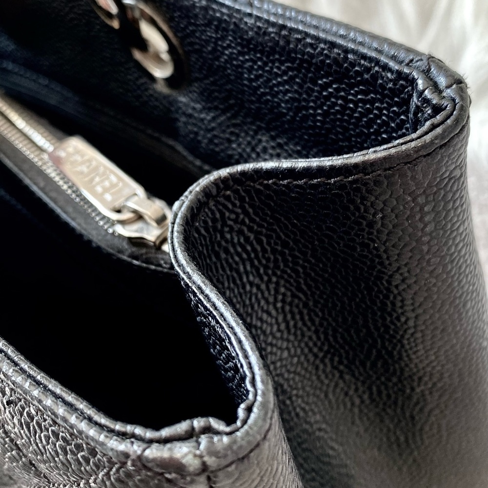 𝐂𝐇𝐀𝐍𝐄𝐋 Black Quilted Caviar Grand Shopping Tote - Picture 11 of 16